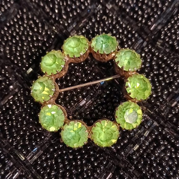 Vintage rhinestone 10 stone light green wreath shaped brooch. - Picture 5 of 13